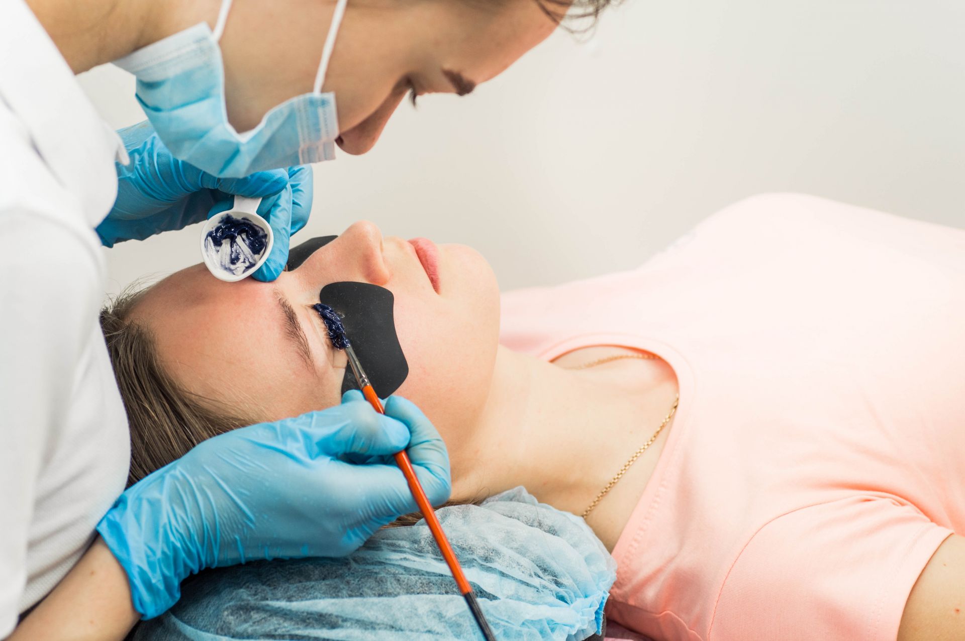 打造完美指尖和眉型:台灣美甲和飄眉技術的魅力